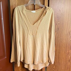 Relaxed V-Neck Hooded Pullover Sweatshirt in Camel